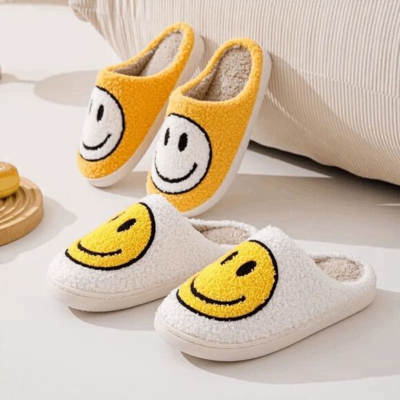 Yellow and White Fuzzy Smiley Face Slippers Size 6.5/7 - Picture 2 of 3